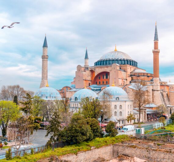 Istanbul-Travel-Guide-Travel-tips-best-places-to-visit-best-foods-to-try-and-best-areas-to-stay-in-Istanbul-Turkey