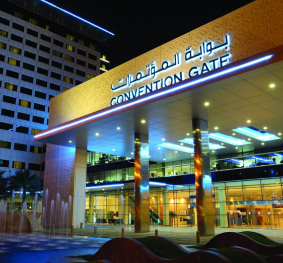 دبي في 2 مايو/ وام/ يواصل مركز دبي التجاري العالمي تعزيز ريادة دبي العالمية، من خلال أجندة فعاليات متنوعة خلال شهر مايو الجاري، والتي تضم مجموعة من المعارض والمؤتمرات العالمية في قطاعات متنوعة تشمل التصميم الداخلي، والسفر والضيافة، والإعلام والترفيه، والمدفوعات والتجارة الإلكترونية. 
ويتضمن جدول المركز الكامل خلال الشهر الجاري، معرض بناء وتجهيز المطارات والقمة العالمية لقادة المطارات، ومعرض ومؤتمر سيتريد للقطاع البحري واللوجستي في الشرق الأوسط، ومعرض ومؤتمر الخليج لأمن المعلومات "جيسيك جلوبال" المتخصص بالأمن السيبراني والتي تقام جميعها خلال الفترة من 6 و8 مايو.
ويعقد مهرجان دبي للألعاب والرياضات الرقمية وقمة جيم إكسبو، في الفترة من 7 إلى 11 مايو، والقمة الشرطية العالمية في الفترة من 13 إلى 15 مايو، والمعرض الدولي للإعلام الرقمي واتصالات الأقمار الصناعية "كابسات" خلال الفترة نفسها، كما ينعقد كل من معرض انتجريت الشرق الأوسط المتخصص في مجال الصوتيات والمرئيات والوسائط، ومعرض "سات إكسبو" وهو منصة متخصصة تهدف إلى دعم الاستثمار والابتكار والتعاون العالمي في قطاعات تكنولوجيا الفضاء والأقمار الصناعية، بالتزامن مع "كابسات".
وينطلق معرض بيبي إكسبو خلال يومي 16 و17 مايو ليجمع 2025 أفضل العلامات